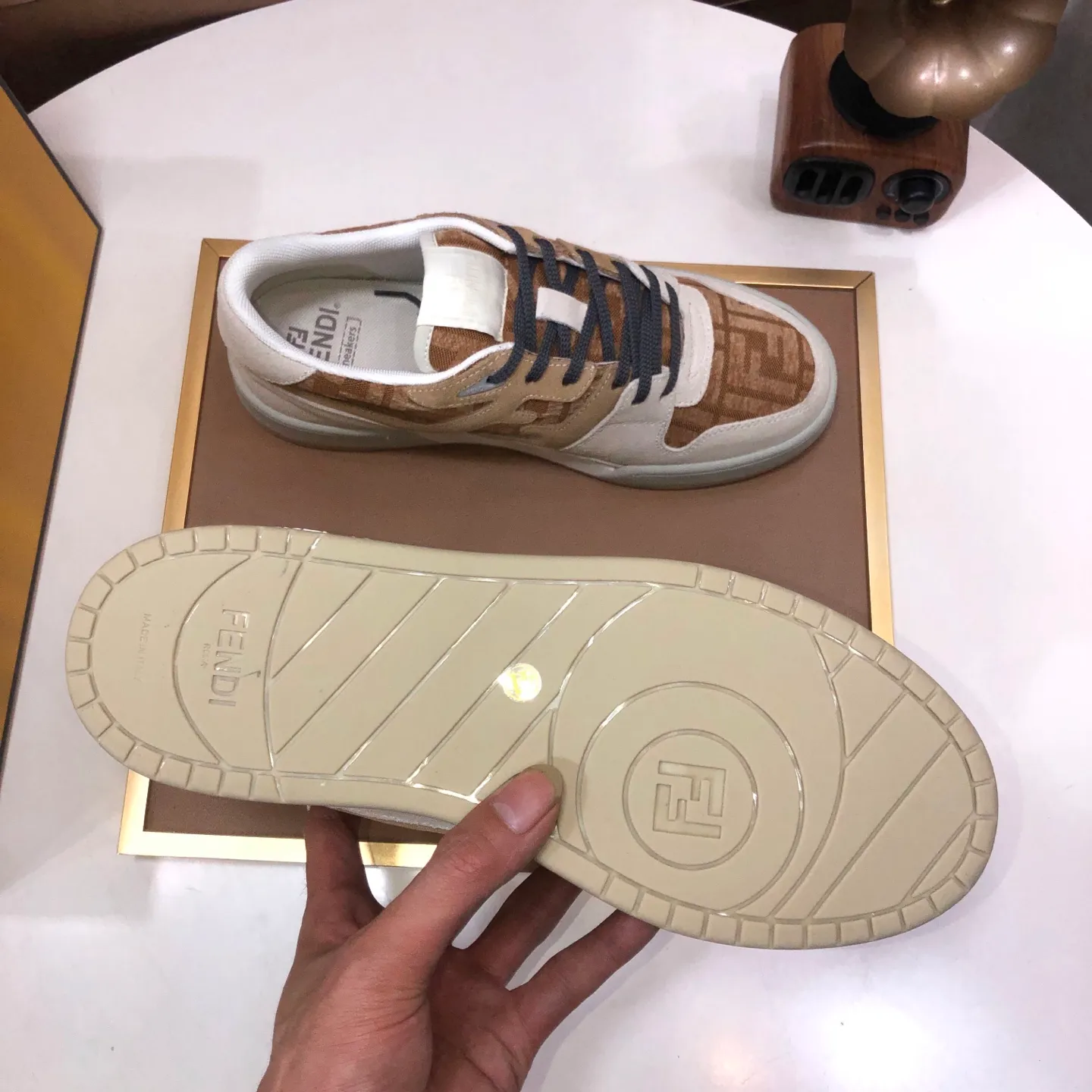 Men's men's shoes 💰600💰 Fendi 2023 latest couple model 🔥 Many 💑 stars have the same style FD match Original one-to-one replica Designer Kim Jones's first sneaker fendi match and Donkey brand Trainer basketball sneakers Material: Original silk leather Lining: Breathable mesh Packaging: Original 1:1 matching high-end packaging Size: Female 35-40 Male 38-44 (45 46. Custom-made (no return or exchange)